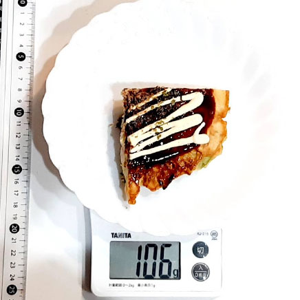 1/4枚分のえび入りお好み焼き