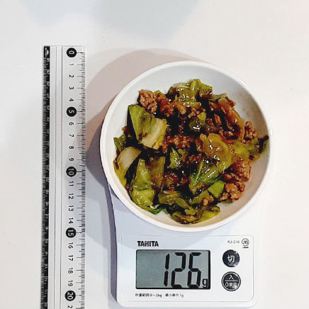 中鉢1杯分のキャベツとひき肉の炒め物