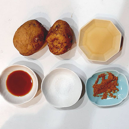 深皿(中)1皿分のじゃがいものカレー炒めに使用した材料(じゃがいも、カレー粉、醤油、塩、サラダ油)