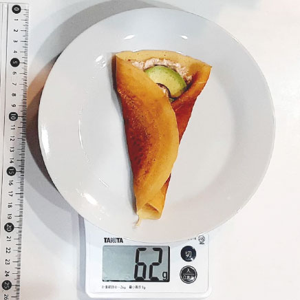 1つ分のツナとアボカドのクレープ