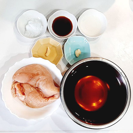 中鉢1杯分の鶏肉の紅茶煮に使用した材料(鶏胸肉、砂糖、醤油、料理酒、おろし生姜、おろしにんにく、紅茶)