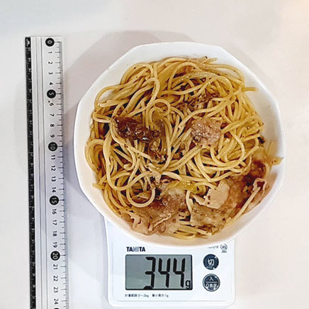 深皿(中)1皿分の豚肉のジェノベーゼパスタ