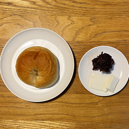 1個分のあんことクリームチーズのベーグルサンドに使用した材料（ベーグル、あんこ、クリームチーズ）