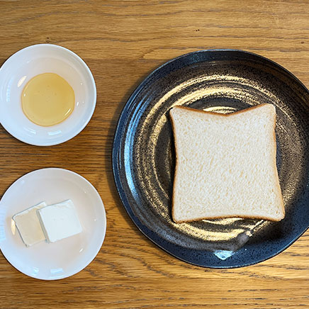 1枚分のクリームチーズのハニートーストに使用した材料（食パン、はちみつ、クリームチーズ）