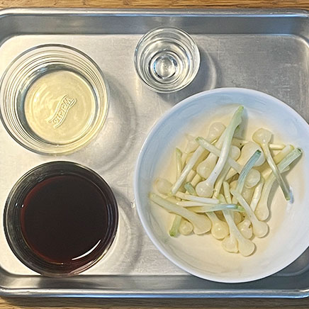 小鉢1杯分のノビルの醤油漬けに使用した材料(ノビル、醤油、みりん、かつお昆布だし)