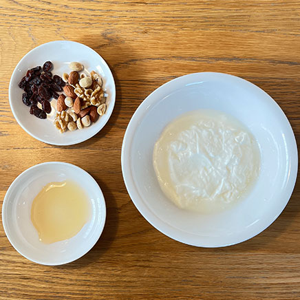 中鉢1杯分のはちみつナッツヨーグルトに使用した材料(ヨーグルト、はちみつ、アーモンド、落花生、くるみ)