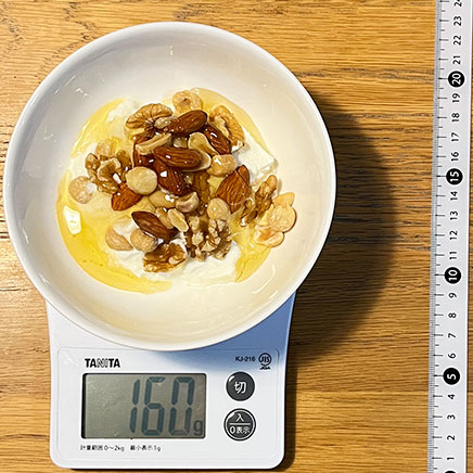 中鉢1杯分のはちみつナッツヨーグルト