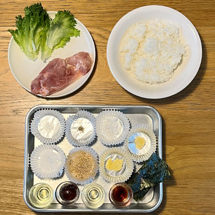深皿（中）1皿分のヤンニョムチキン丼に使用した材料（鶏肉、ご飯、レタス、韓国海苔、塩、こしょう、片栗粉、サラダ油、コチュジャン、みりん、醤油、砂糖、おろしにんにく、炒りごま、マヨネーズ）