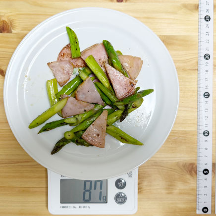 中皿1皿分のアスパラとハムの炒め物