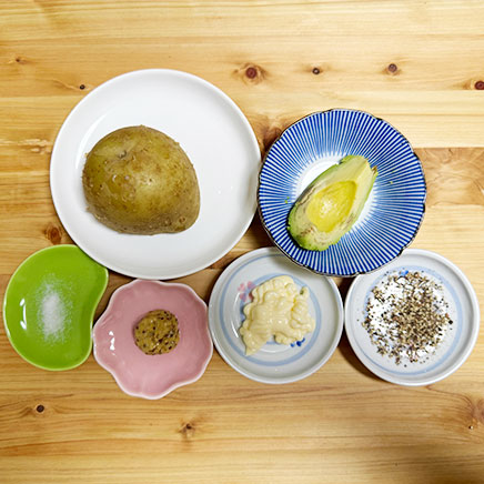 中皿1皿分のアボカド入りポテトサラダに使った材料(じゃがいも、アボカド、マヨネーズ、黒こしょう、粒入りマスタード、塩)