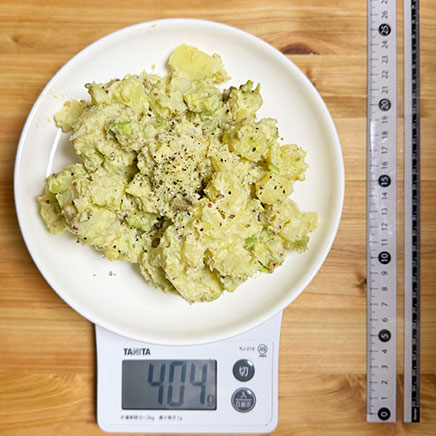 中皿1皿分のアボカド入りポテトサラダ