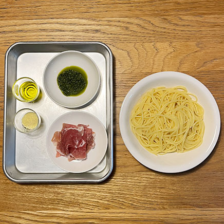 深皿(大)1皿分の生ハムの材料(ジェノベーゼパスタに使用したパスタ、バジルソース、オリーブオイル、パルメザン、生ハム)