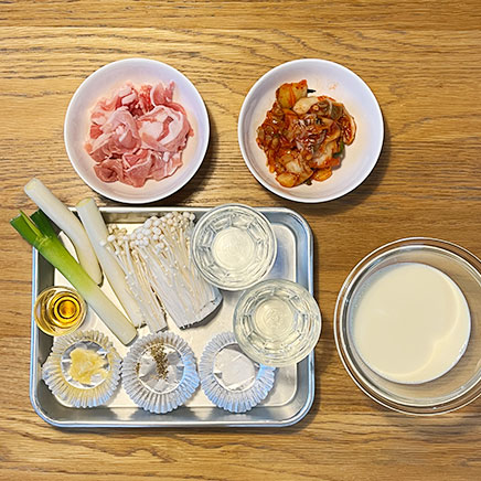 深皿(大)1皿分の豆乳キムチスープに使用した材料(豚こま、キムチ、ネギ、えのき、ごま油、おろしにんにく、塩、こしょう、料理酒、水、豆乳)