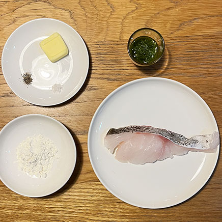 1切れ分の白身魚のバジルソース焼きに使用した材料(たら、バター、塩、こしょう、小麦粉、バジルソース)