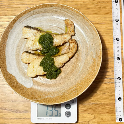 1切れ分の白身魚のバジルソース焼き