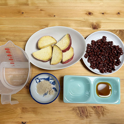 中鉢1杯分のさつまいもと小豆の煮物に使った材料(さつまいも、ゆであずき、砂糖、醤油、料理酒、水)