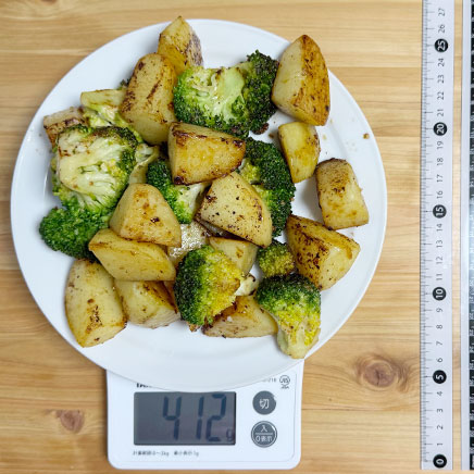 中皿1皿分のじゃがいもとブロッコリーの炒め物