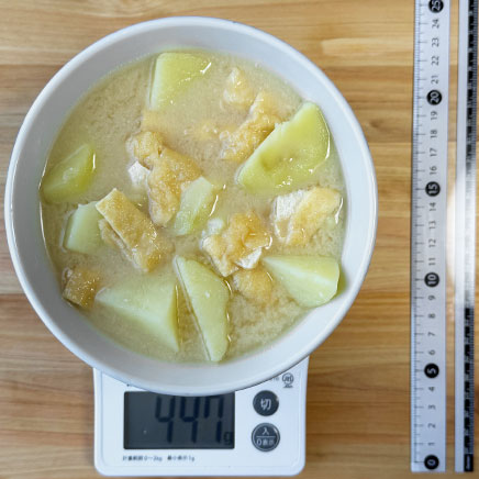 汁椀(大)1杯分のじゃがいもと油揚げの味噌汁