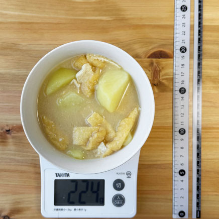 汁椀(中)1杯分のじゃがいもと油揚げの味噌汁