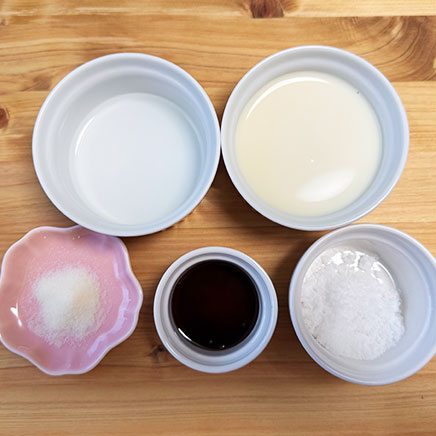 ココット(中)1個分のゼラチンの豆乳プリンに使った材料(豆乳、砂糖、水、ゼラチン、黒蜜)