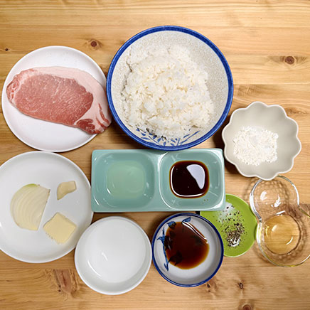 丼1杯分のトンテキ丼に使った材料（豚ロース、ご飯、玉ねぎ、にんにく、醤油、みりん、ウスターソース、水、塩、黒こしょう、小麦粉、サラダ油、バター）