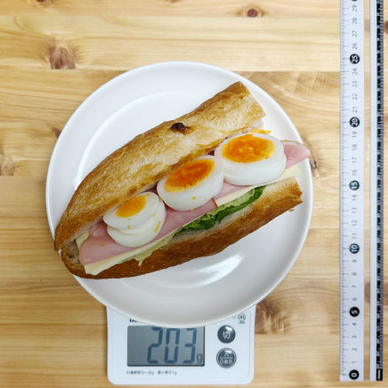 フランスパン1/2本分のハムとたまごとチーズのバゲットサンド