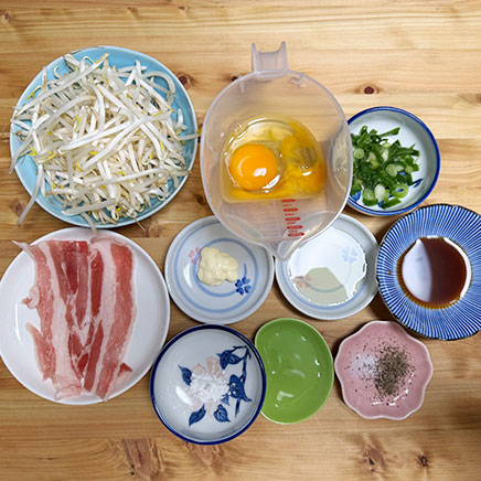 小皿1皿分のもやしのとん平焼きに使った材料（もやし、豚肉、小ネギ、卵、片栗粉、水、塩、こしょう、中濃ソース、マヨネーズ、サラダ油）