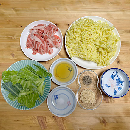 大皿1皿分の塩カルビ焼きそばに使った材料（蒸し中華麺、牛肉、キャベツ、顆粒中華だし、ごま油、塩、こしょう、水 ）