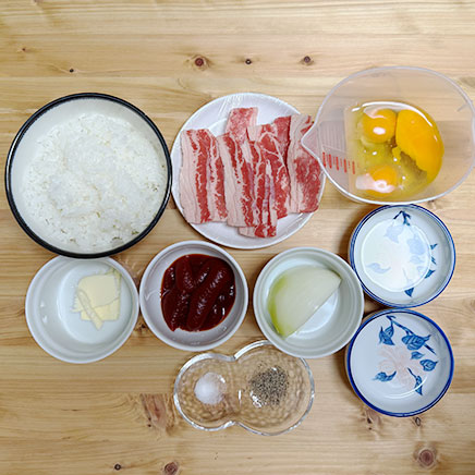 大皿1皿分の牛肉のオムライスに使った材料(牛肉、卵、玉ねぎ、ご飯、料理酒、サラダ油、塩、こしょう、 ケチャップ、バター)