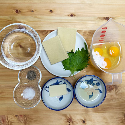 2個分の高野豆腐のサンドイッチに使った材料（高野豆腐、水、サラダ油、バター、卵、塩、こしょう、大葉）