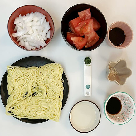 中皿1皿分のトマト焼きそばに使用した材料（蒸し中華麺、トマト、玉ねぎ、サラダ油、醤油、風味調味料、ウスターソース、青海苔）