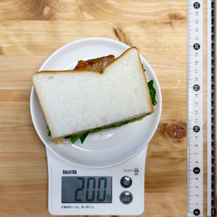 食パン１枚分の照り焼きチキンと卵のサンドイッチ