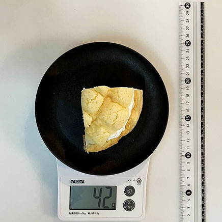 1/4個分のホイップクリームメロンパン