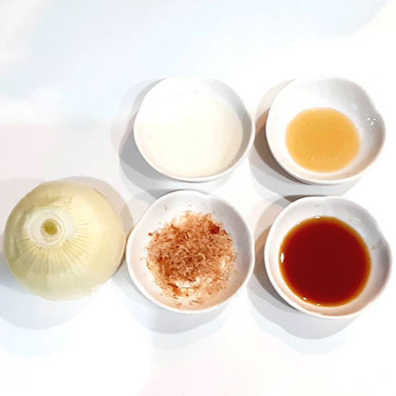 1個分の玉ねぎのレンジ蒸しに使用した材料（玉ねぎ、料理酒、ごま油、めんつゆ、削り節）