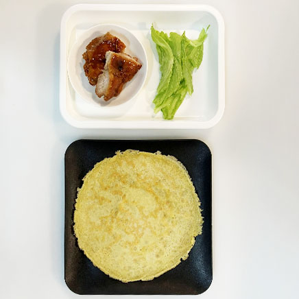 1つ分の照り焼きチキンクレープに使用した材料(クレープ生地、照り焼きチキン、レタス)