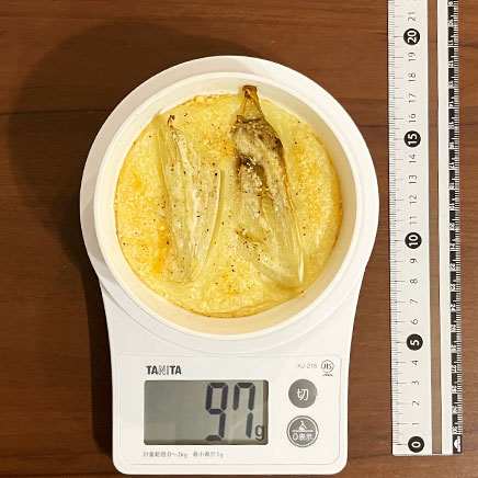 小鉢1杯分のチコリのグラタン