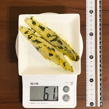 1/2個分のチコリのバジルソテー