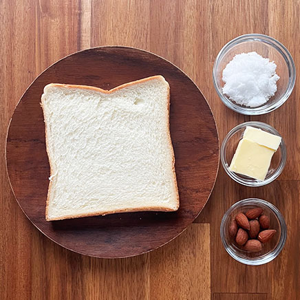 1枚分のアーモンドバタートーストの材料（食パン、バター、砂糖、アーモンド）