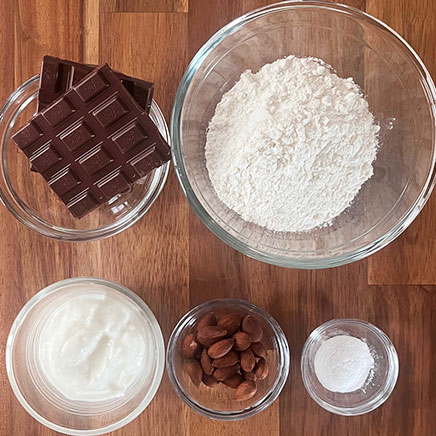 2枚分のチョコナンに使用した材料（強力粉、ベーキングパウダー、ヨーグルト、チョコレート、アーモンド）