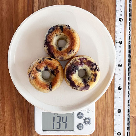 3個分のブルーベリードーナツ