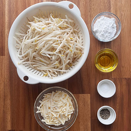 1枚分のもやしのガレットに使用した材料(もやし、プロセスチーズ、片栗粉、塩、黒こしょう、オリーブオイル)
