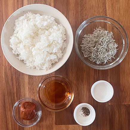 中皿1皿分の梅じゃこチャーハンに使用した材料（ご飯、梅干し、ちりめんじゃこ、塩、黒こしょう、ごま油）