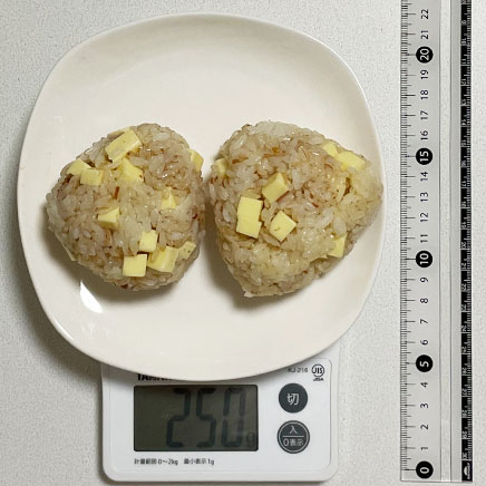 2個分のチーズおかかおにぎり