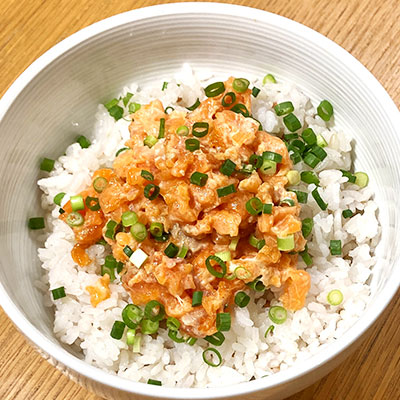 サーモンネギトロ丼