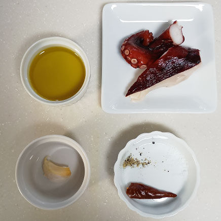 9.5×4cmココット1個分のタコのアヒージョに使用した材料（オリーブオイル、にんにく、塩、黒こしょう、タコ、唐辛子）