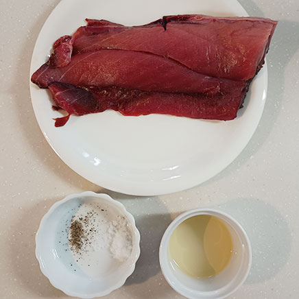 切り身1切れ分のまぐろの塩焼きに使用した材料（マグロ、塩、黒こしょう、サラダ油）