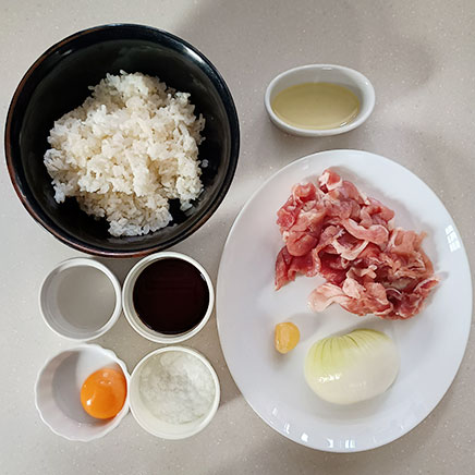 丼1杯分の豚肉のスタミナ丼に使用した材料(ご飯、豚肉、玉ねぎ、にんにく、醤油、砂糖、料理酒、サラダ油、卵黄)
