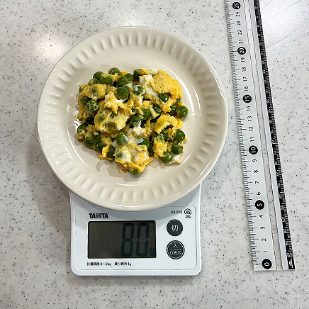 中皿1皿分のえんどう豆の卵とじ