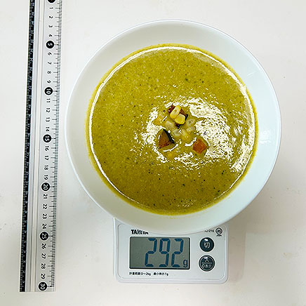 スープボウル(大)1杯分のかぼちゃととうもろこしのスープ