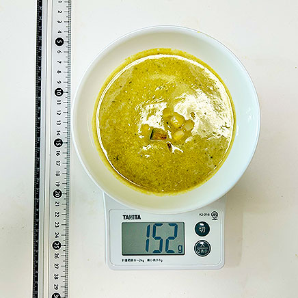 スープボウル(中)1杯分のかぼちゃととうもろこしのスープ